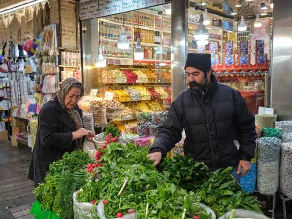 Una mujer compra verduras en el bazar de Tajrish, en el norte de Teherán.