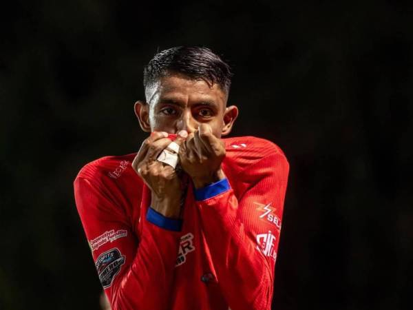 Esteban Duarte, conocido en el fútbol hondureño como “Perro Negro”, se ha convertido en uno de los nombres que comienzan a llamar la atención en la Liga Nacional con Estrella Roja.