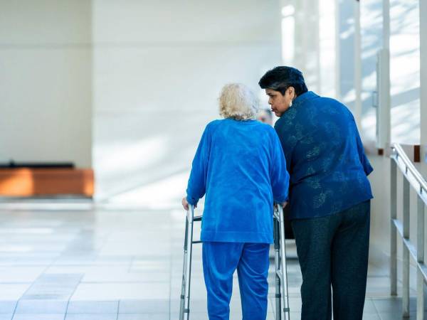 Un administrador de un hogar para adultos mayores en Costa Rica enfrenta una investigación por presuntamente cobrar durante 20 años la pensión de una estadounidense que murió en 2005.