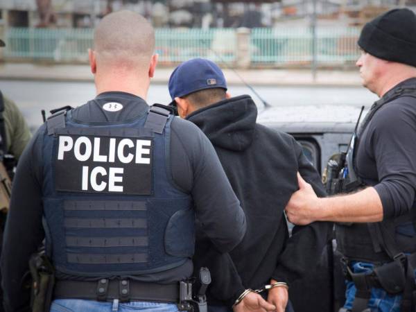 Un migrante es detenido por agentes del Servicio de Inmigración y Control de Aduanas de Estados Unidos (ICE, por sus siglas en inglés).