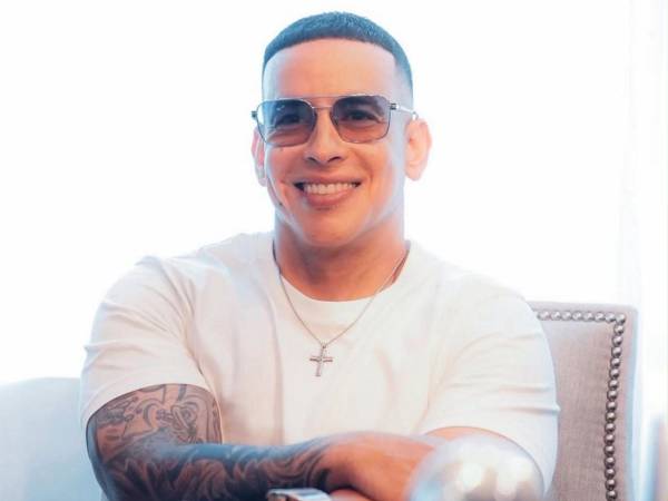 El cantante de reguetón Daddy Yankee, quien ahora se hace llamar DY, volverá a los escenarios tras casi dos años de pausa al presentarse en los Premios Billboard de la Música Latina 2025 el 23 de octubre en Miami, según anunciaron este jueves dicha organización y Telemundo.