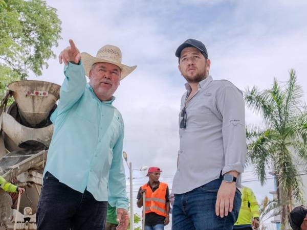Roberto Contreras y Steven Fajardo supervisan una obra en San Pedro Sula. Fotografía de archivo.