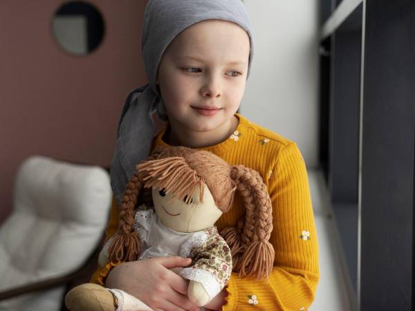 Una niña recibe tratamiento de cáncer en una fotografía de referencia.