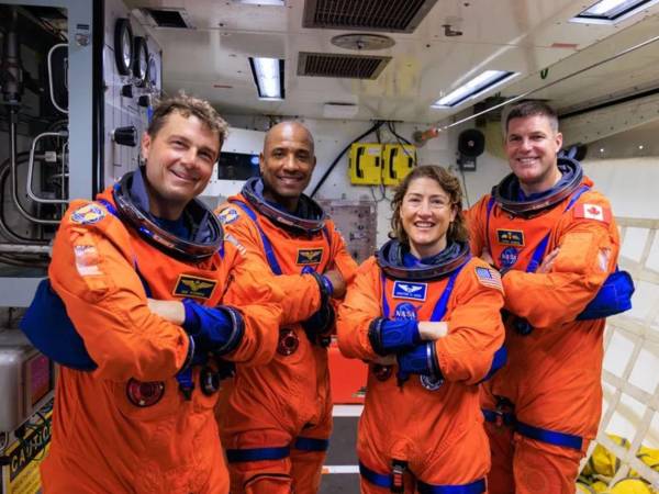Fotografía cedida por la NASA donde aparecen los astronautas estadounidenses Reid Wiseman, Victor Glover, Christina Koch, y el canadiense Jeremy Hansen de la misión Artemis II.