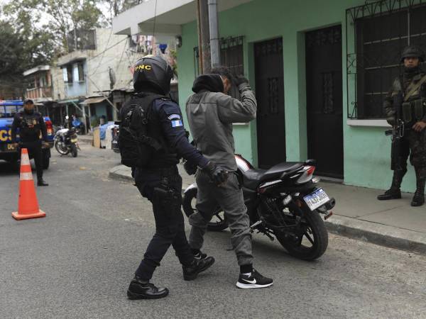 Integrantes de la Policía Nacional Civil (PNC) junto al Ejército de Guatemala, durante operativos este viernes, en Ciudad de Guatemala.