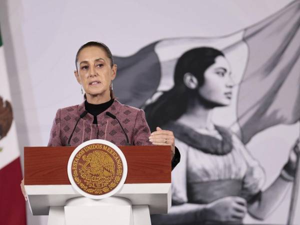 La presidenta de México, Claudia Sheinbaum, habla durante una rueda de prensa este lunes, en el Palacio Nacional en Ciudad de México.