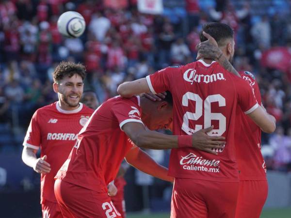 Jugadores dle Toluca celebrando uno de los goles ante LA Galaxy.