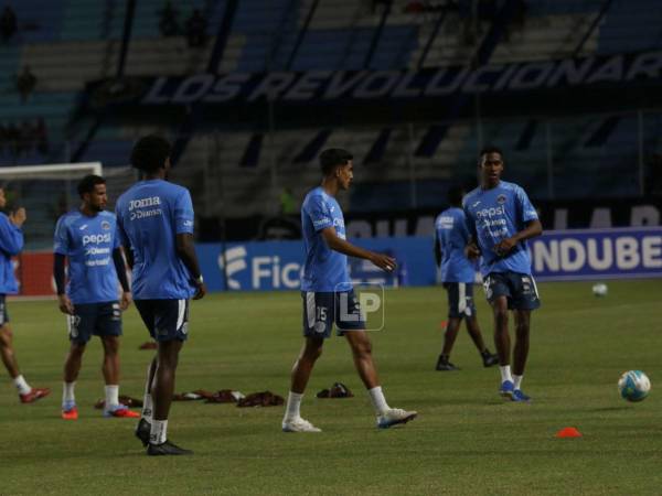 Jugaodres del Motagua realizando ejercicios de calentamiento.