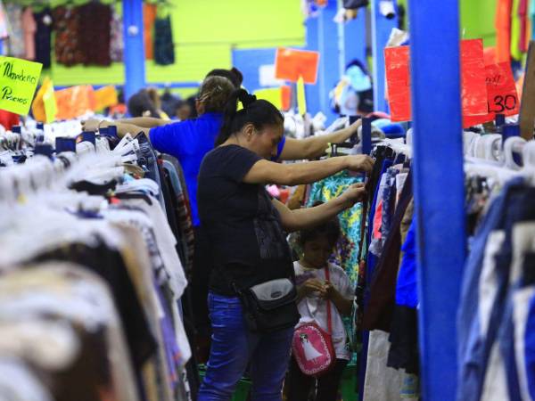 En Honduras, el empleo temporal por Navidad y fin de año ha disminuido en más de un 40%. Aunque en los últimos tres meses del año el número de empleos temporales podía alcanzar unas 30,000 plazas en la zona norte, esta cifra fue reduciéndose progresivamente a la mitad y, en 2024, apenas llegó a los 10,000 puestos, de acuerdo con dirigentes de mipymes.