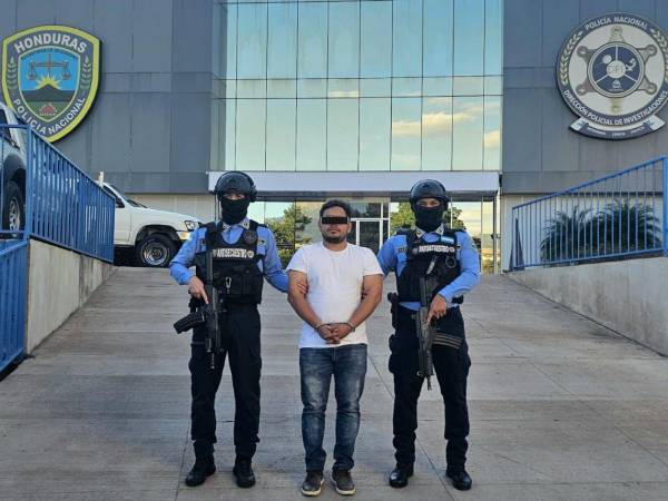 El sospechoso Dennis Cálix junto a las autoridades de la <b>Unidad Nacional Antisecuestros.</b>