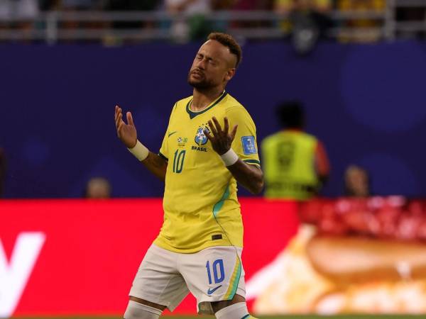 Neymar se mostró emocionado tras ingresar al terreno de las acciones y la afición lo ovacionó.