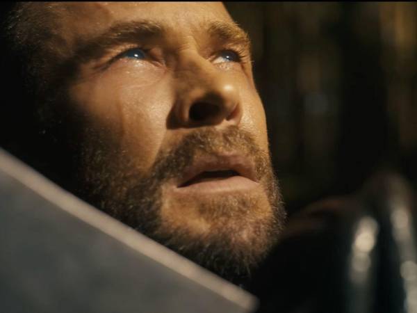 El tráiler muestra a Chris Hemsworth retomando su papel como el Dios del Trueno, en un tono notablemente más sombrío.