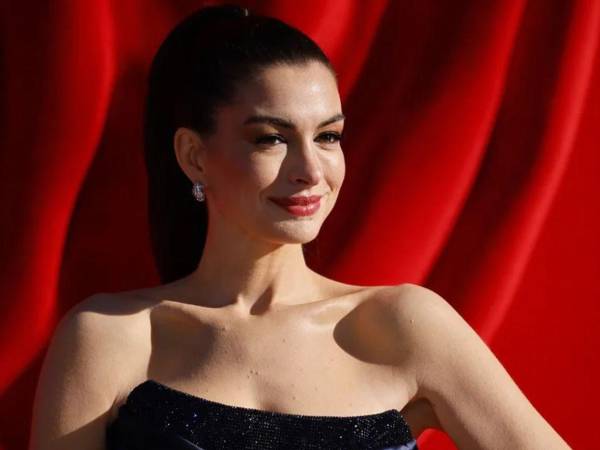“Gracias a cada una de las personas que han empleado su tiempo para comprar una entrada a alguna de las películas o proyectos que han mantenido viva mi carrera”, indicó la actriz Anne Hathaway en su discurso.