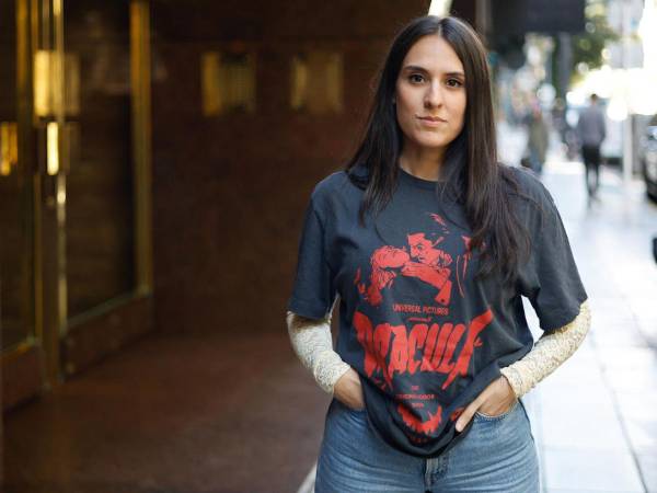 La escritora española Lucía Solla Sobral posa durante una entrevista con EFE en Buenos Aires, Argentina.