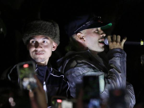 El reguetonero colombiano Feid (d) presenta 'Monstruo', junto al productor puertorriqueño Tainy este miércoles, frente al Palacio de la Cultura de Medellín (Colombia).