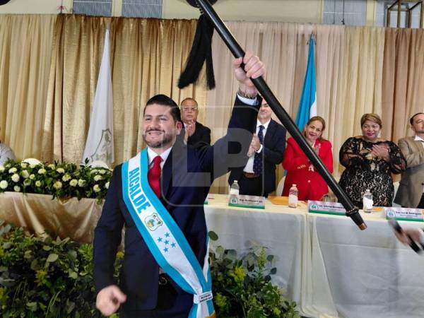 Bader Dip levanta el bastón de mando tras ser juramentado como alcalde de La Ceiba.