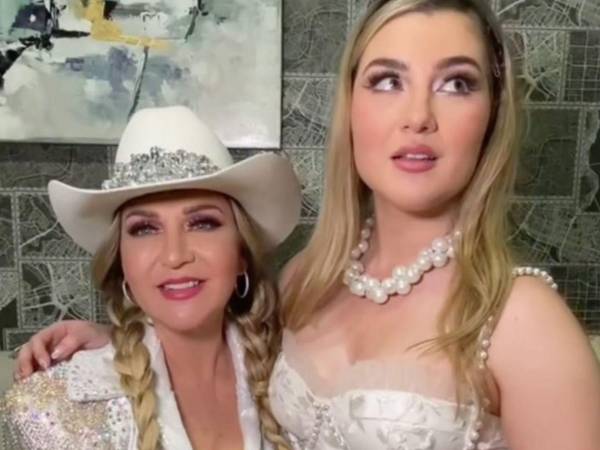 Alicia Villareal y su hija en una imagen de archivo.