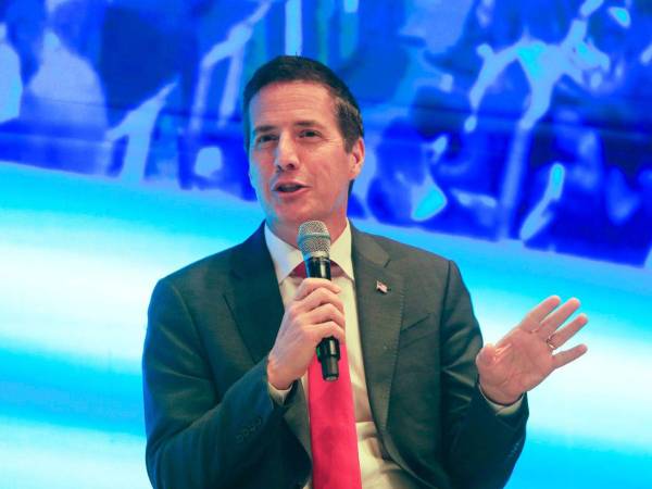 Fotografía de archivo, tomada el pasado 14 de agosto, de Bernie Moreno, senador republicano de origen colombiano, durante una conferencia, en Cartagena, Colombia.