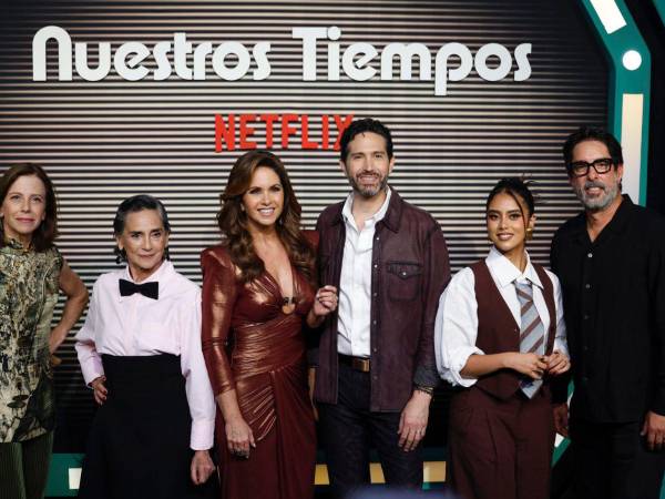 Las actrices Claudia Lobo, Ofelia Medina, Lucero, Beny Ibarra, Renata Vaca, y el director Chava Carta, posan por la alfombra roja de la película “Nuestros tiempos”, en Ciudad de México.