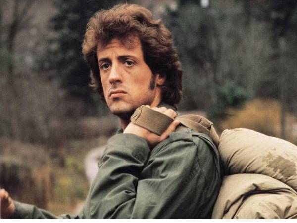 La industria de Hollywood parece estar viviendo una fascinación renovada por los orígenes de Sylvester Stallone. Dos proyectos cinematográficos buscan reconstruir los años en los que el actor forjó su estatus de estrella: I Play Rocky, centrada en la gestación de Rocky, y John Rambo, una precuela que se adentra en el pasado del célebre veterano de guerra.