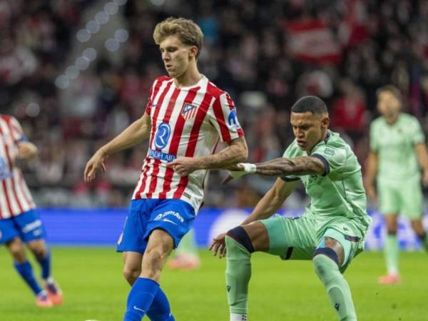 El centrocampista hondureño Kervin Arriaga esstuvo en el centro del campo de Levante ante Atlético de Madrd.