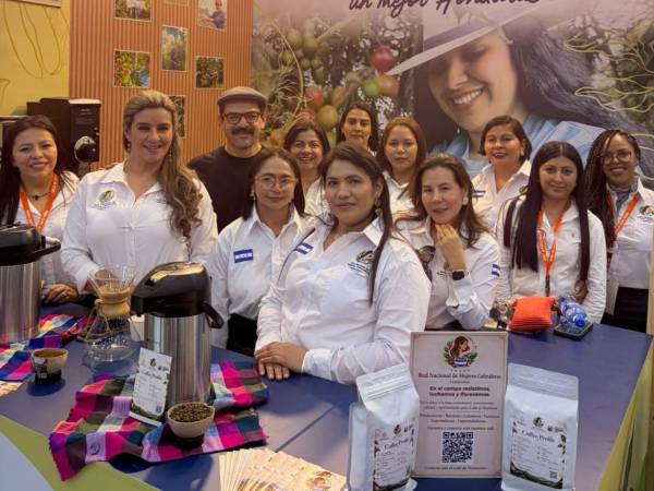 Una delegación de 20 mujeres cafetaleras hondureñas despertó el interés de visitantes internacionales durante World of Coffee Panamá 2026.