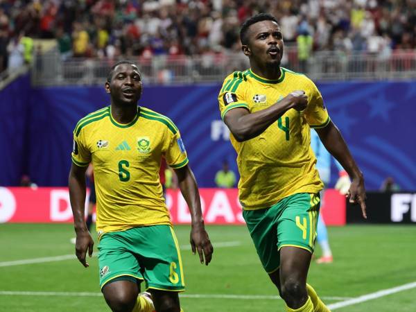 Teboho Mokoena festeja su gol de penal para el empate de Sudáfrica contra República Checa.