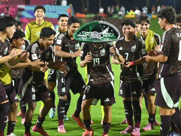 Jugadores de México celebrando.