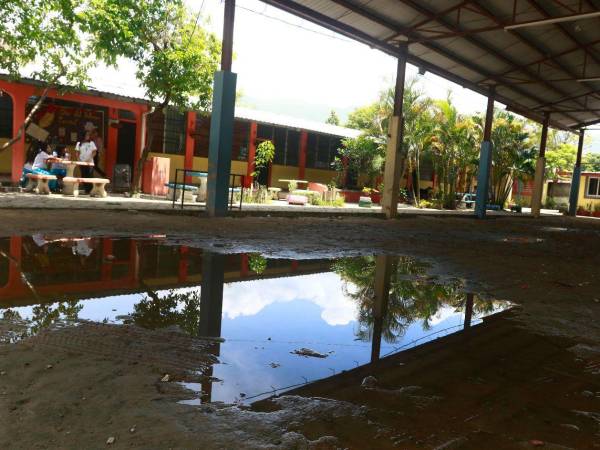 Unos 3,714 centros educativos necesitan intervención inmediata, mientras el costo acumulado para mejorar la infraestructura escolar supera los L28,000 millones. En la foto, una laguna de agua por un techo dañado en el CEB Dioniosio de Herrera.