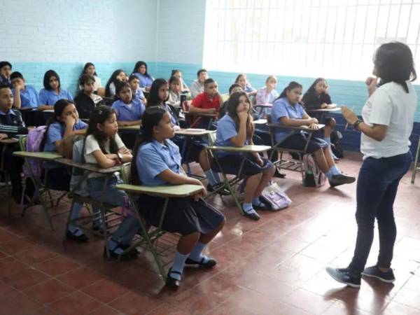 El promedio de alumnos que atiende un maestro en el sistema educativo público es de 26; sin embargo, en algunos centros la relación es mayor.