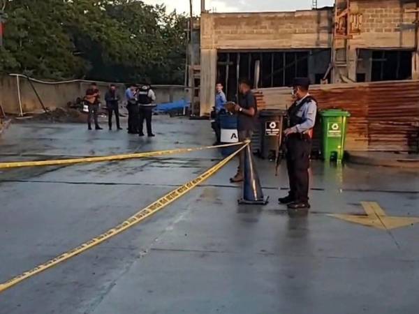 El cuerpo del ciudadano americano quedó tendido en el suelo de la gasolinera.