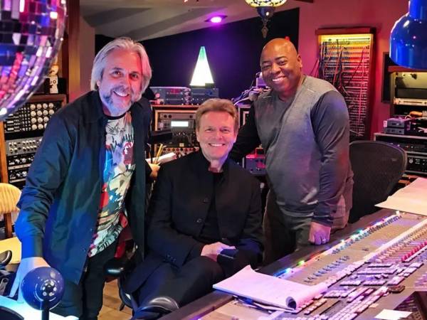 Esta es la foto que compartió Paul Jackson Jr. junto a Luis Miguel y Dave Reitzas.