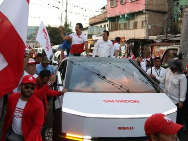 El candidato presidencial del Partido Liberal, Salvador Nasralla, recorrió este sábado las calles de la capital del país en un lujoso Cybertruck junto a cientos de simpatizantes.