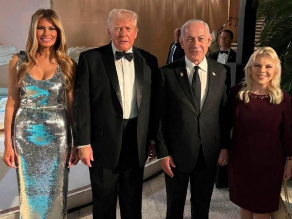 El primer ministro israelí, Benjamín Netanyahu, con su mujer, Sara, ha asistido a la suntuosa fiesta de Nochevieja celebrada por el presidente estadounidense, Donald Trump, en su residencia privada en el estado de Florida, lo que subraya los intensos lazos entre los Gobiernos de ambos países.