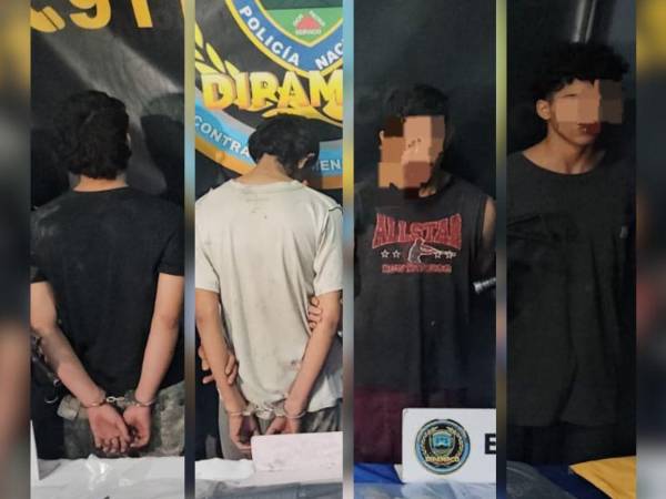 Fotografía de archivo cuando fueron capturados los cinco supuestos miembros de la Pandilla 18.