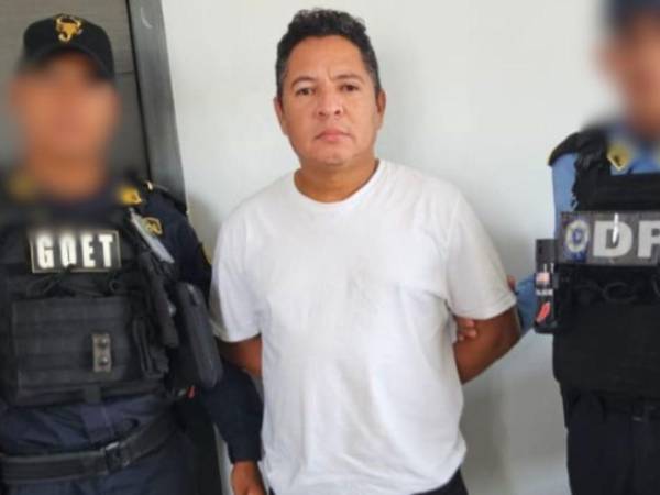 Momentos de la captura del hondureño en el aeropouerto Ramón Villeda Morales.