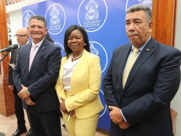 Autoridades de la junta directiva del Congreso Nacional detallan sobre la moción con la nómina final de candidatos propuestos para integrar, en condición de sustitutos, el Consejo Nacional Electoral (CNE) y el Tribunal de Justicia Electoral (TJE).