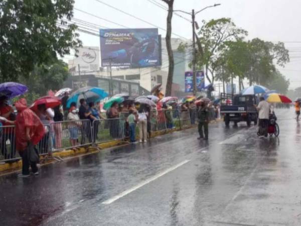Si tiene pensado asistir este día a las actividades de la Feria Juniana en San Pedro Sula, más vale que no salga sin paraguas. La Comisión Permanente de Contingencias (Copeco) advirtió sobre lluvias y chubascos para la tarde y noche de este sábado en la zona norte del país.