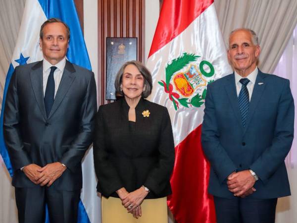 César Max Larraín Tafur, representante extraordinario y plenipotenciario de Perú en Honduras, Mireya Agüero de Corrales, canciller de Honduras junto al presidente del país, Nasry Asfura.