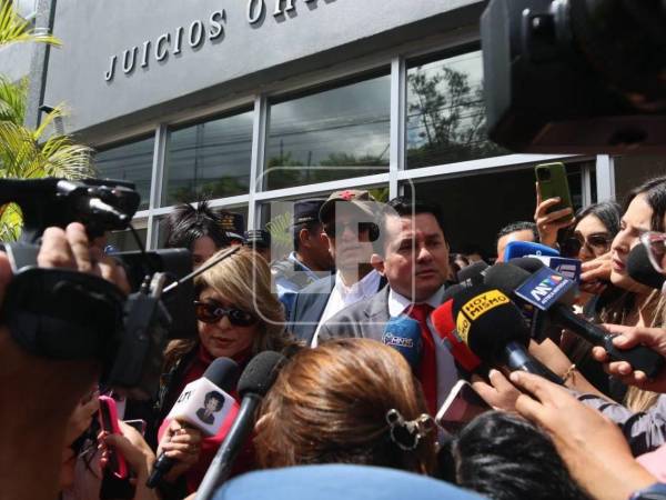 Diputados de Libre en las afueras de la CSJ tras la suspensión de la audiencia de declaración de imputado.