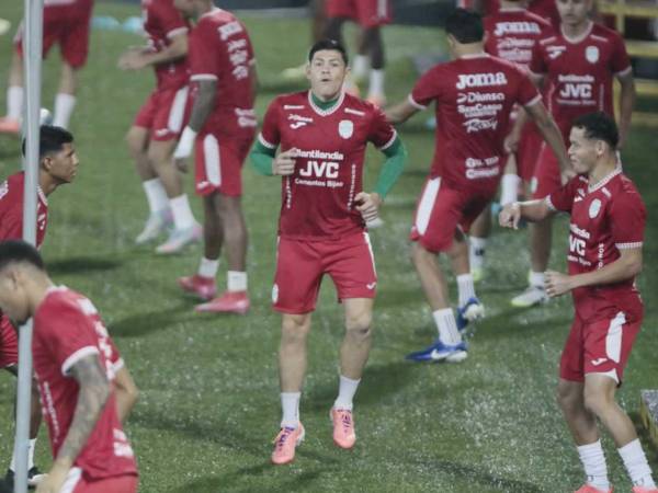 Los jugadores del Marathón realizando el calentamiento previo al inicio del partido contra el Juticalpa FC.