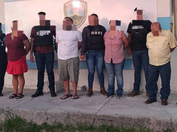 En Santa Rosa de Copán, las autoridades capturaron a cuatro miembros de una familia, señalados de integrar una presunta red dedicada al abuso y explotación de una menor de 13 años, según la Dirección Policial de Investigaciones (DPI).