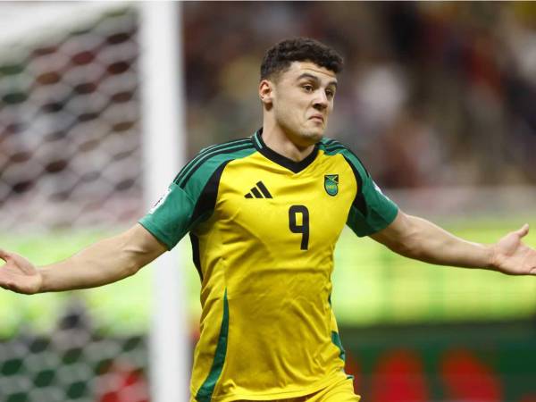 Bailey Cadamarteri celebrando su gol que puso en ventaja a Jamaica contra Nueva Caledonia en el repechaje mundialista.