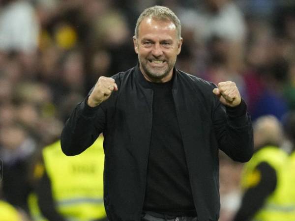 Hansi Flick celebrando.