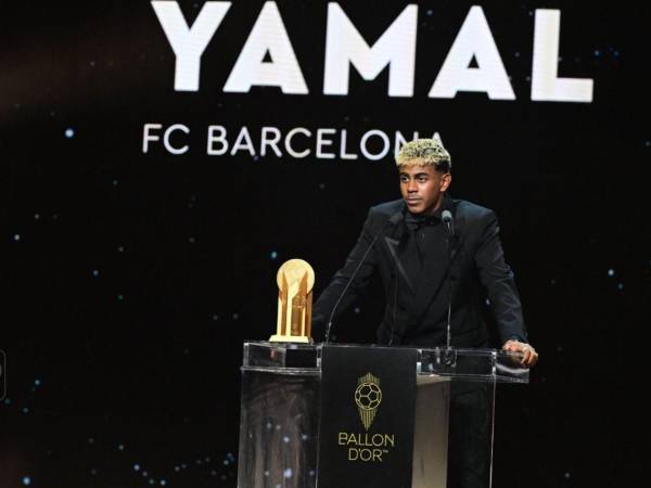 Lamine Yamal recibiendo el Trofeo Kopa.