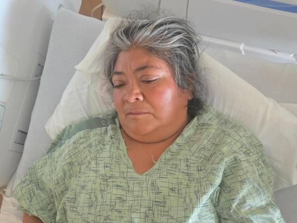 Fotografía cedida por Diana Álvarez donde aparece la inmigrante identificada como Matilde durante su hospitalización, una vendedora de tamales que fue confrontada por agentes de inmigración en el área de Pacoima, en el norte de Los Ángeles (EE.UU.). EFE