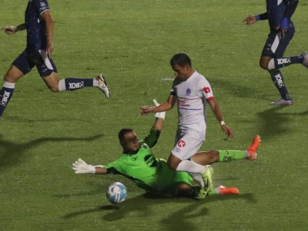 José Mario Pinto en el momento que cae en el área ante el acecho de Marlon Licona.