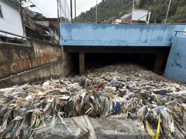 Un canal de desagüe con basura tras las fuertes lluvias este domingo, en Caracas Venezuela.