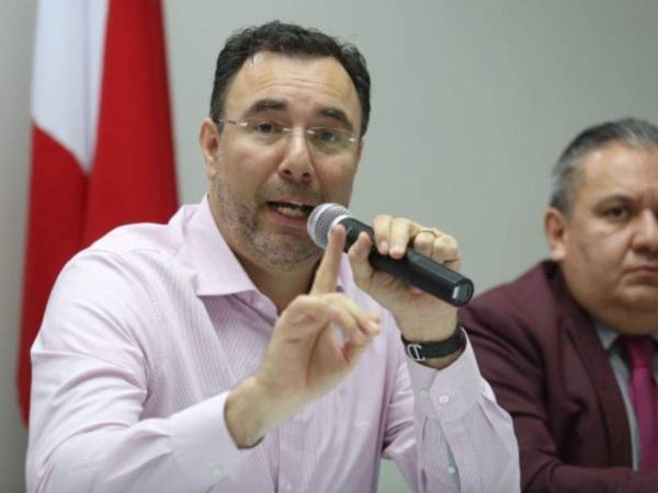 El artículo 40 de la Constitución permite la renuncia con causa justificada a cargos de elección popular.