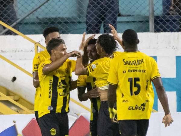 Jugadores del Real España celebrando uno de los goles marcados ante Potros en San Pedro Sula.